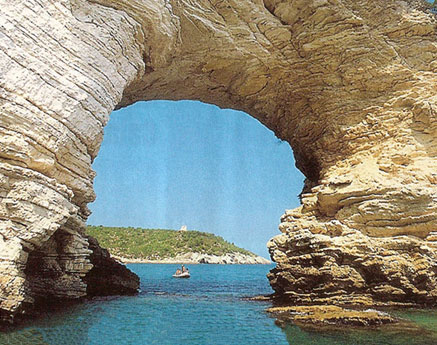 L'Architiello nella baia di San Felice a Vieste