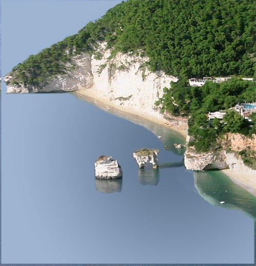 Baia delle Zagare con faraglioni denominati Arco di Diomede e Le Forbici