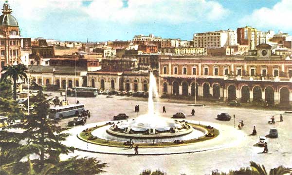 Foto di Piazza Roma con la stazione ferroviaria di Bari anno 1975
