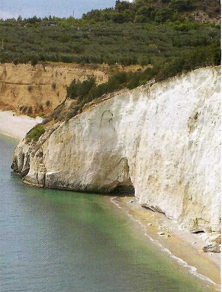 Le due spiagge di Fontana delle Rose a Mattinata