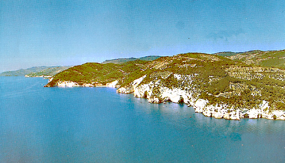 Il mare  della costa garganica tra Vieste e Mattinata