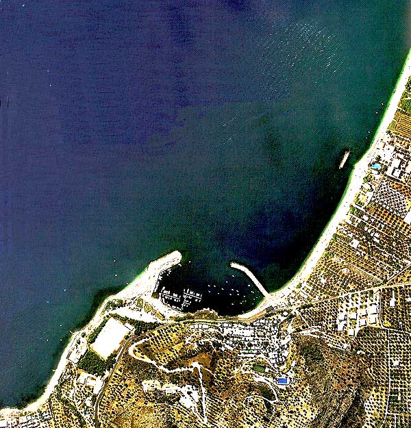 Le spiagge di Mattinata con il porto