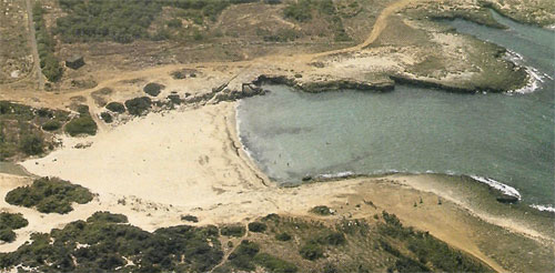 Foto di una spiaggia solitaria a Lamaforca (Marina di Ostuni)